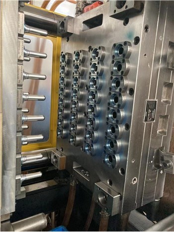 Vstrekovací lis PET Perform